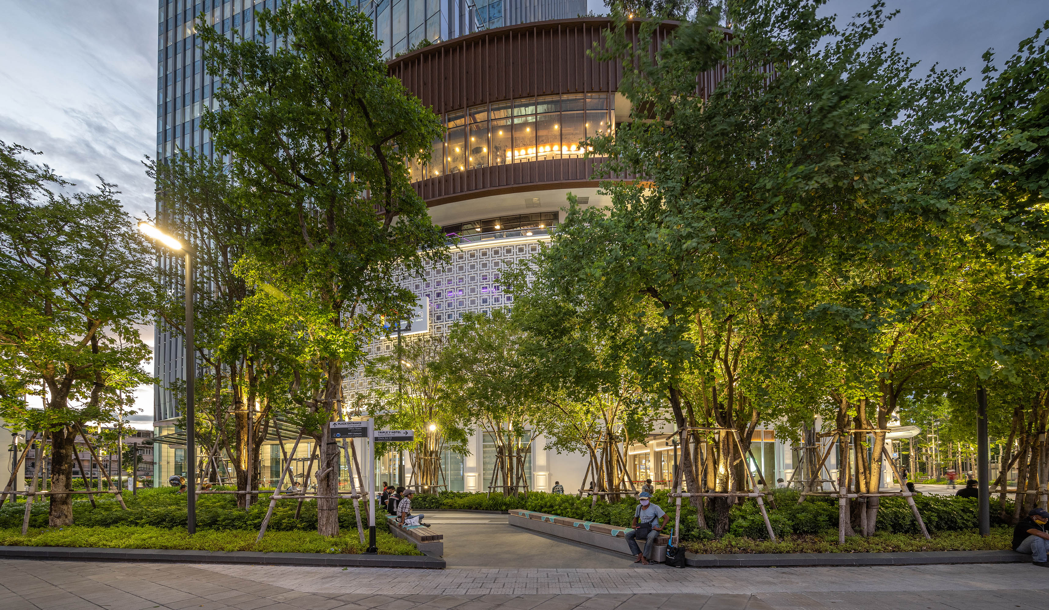 Friendly landscape design for friendly shopping mall