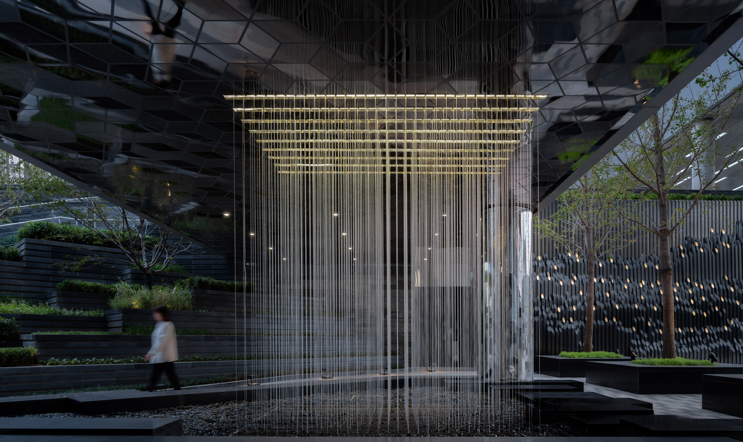 Dynamic water curtain