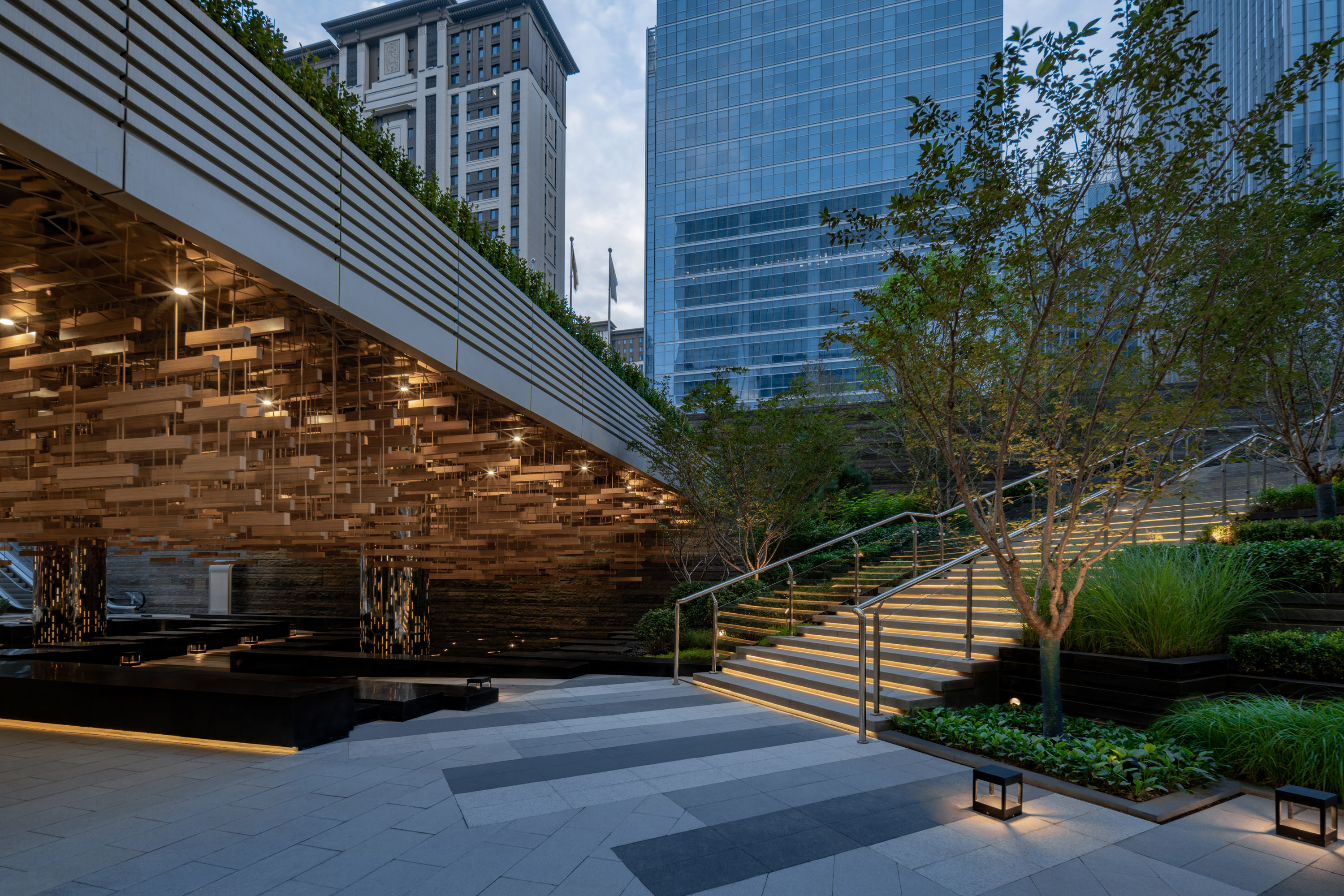 reflective ceiling with sculptural features provides an immersive visual experience.